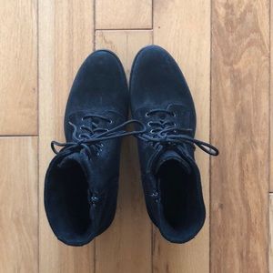 La Canadienne Suede Waterproof lace-up ankle boots. Size 6; NWOT